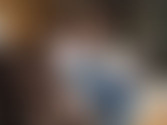 Persona preocupada revisando facturas y alquiler del mes en su ordenador