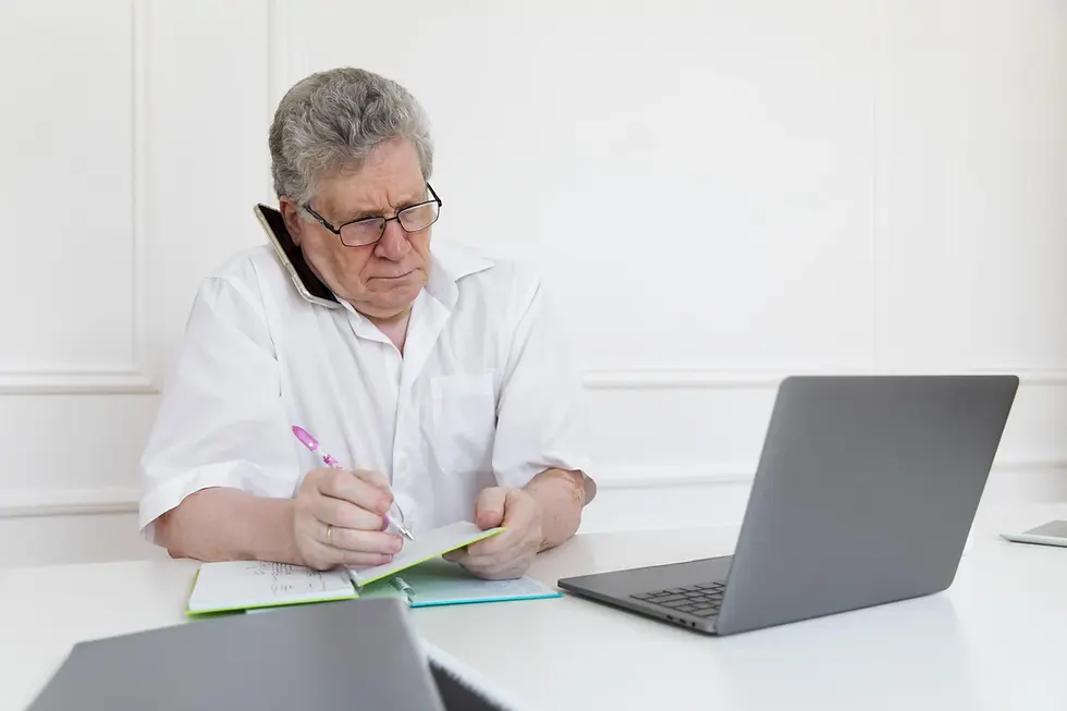 Persona jubilada consultando opciones de préstamo online desde casa