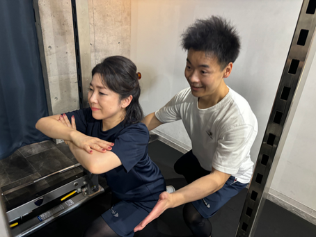 京都・烏丸御池のパーソナルジム「ちょいパ」でトレーナーからマンツーマン指導を受ける様子