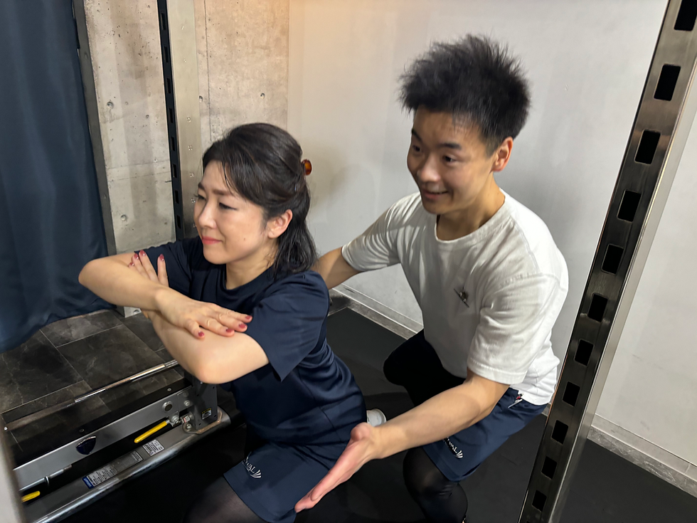 京都・烏丸御池のパーソナルジム「ちょいパ」でトレーナーからマンツーマン指導を受ける様子