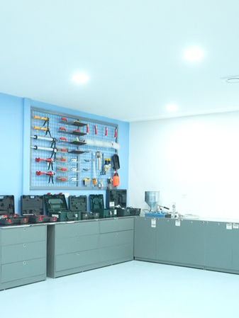 A practical training area where participants can perform mock-ups and simulate actual construction processes, focusing on structural repairs, adhesives, sealants, and installation methods.