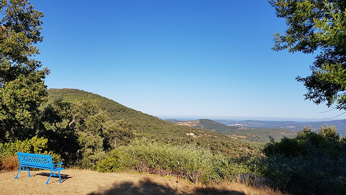 Ausblick La Garde-Freinet mit blauer Bank