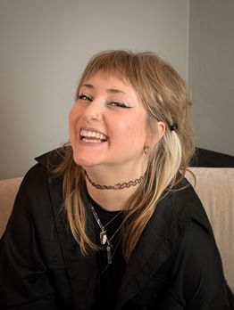 Selina, Friseurin bei CHEERS Studio in der Münchner Innenstadt nahe Gärtnerplatz und Glockenbachviertel.Expertin für Balayage, Blond und moderne Haarfarben.