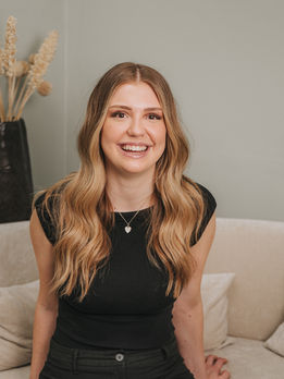 Nina, Friseurin bei CHEERS Studio in der Klenzestraße im Glockenbachviertel nahe Gärtnerplatz für Haarschnitte, Colorationen und Styling in München.Expertin für Balayage, Blond und moderne Haarfarben.