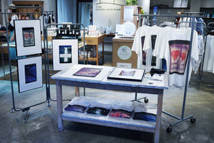 株式会社アーバンリサーチとのアートコラボレーションがスタート。 第1弾は写真家・竹本英樹の作品を用いたTシャツを 「THE GOODLAND MARKET」で限定販売。