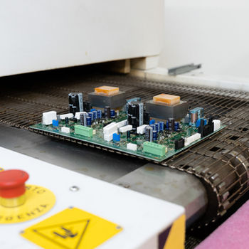 verniciatura-selettiva-tecnologia-Asymteck-conformal-coating-tropicalizzazione-componenti-elettronici