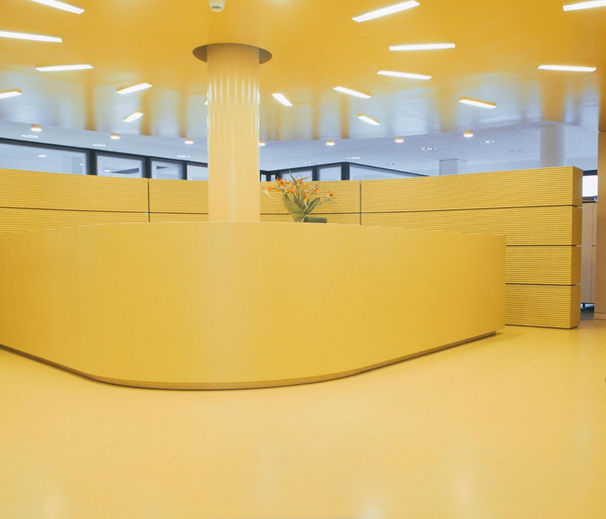 Pavimentazione in resina colorata per reception