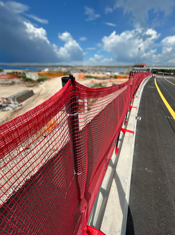 Tappo del sistema Netfix® che aggancia la rete arancio al palo in PVC