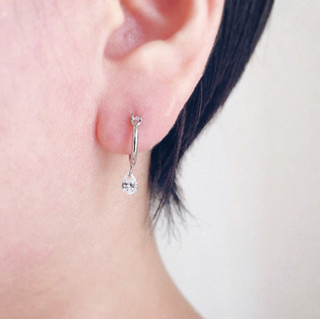 キャッチも樹脂なので金属アレルギーの心配がなく,軽量で長時間つけっぱなしに できる可愛いデザイン樹脂ピアスとなっています。