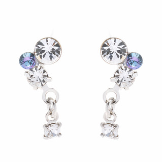 キャッチも樹脂なので金属アレルギーの心配がなく,軽量で長時間つけっぱなしに できる可愛いデザイン樹脂ピアスとなっています。