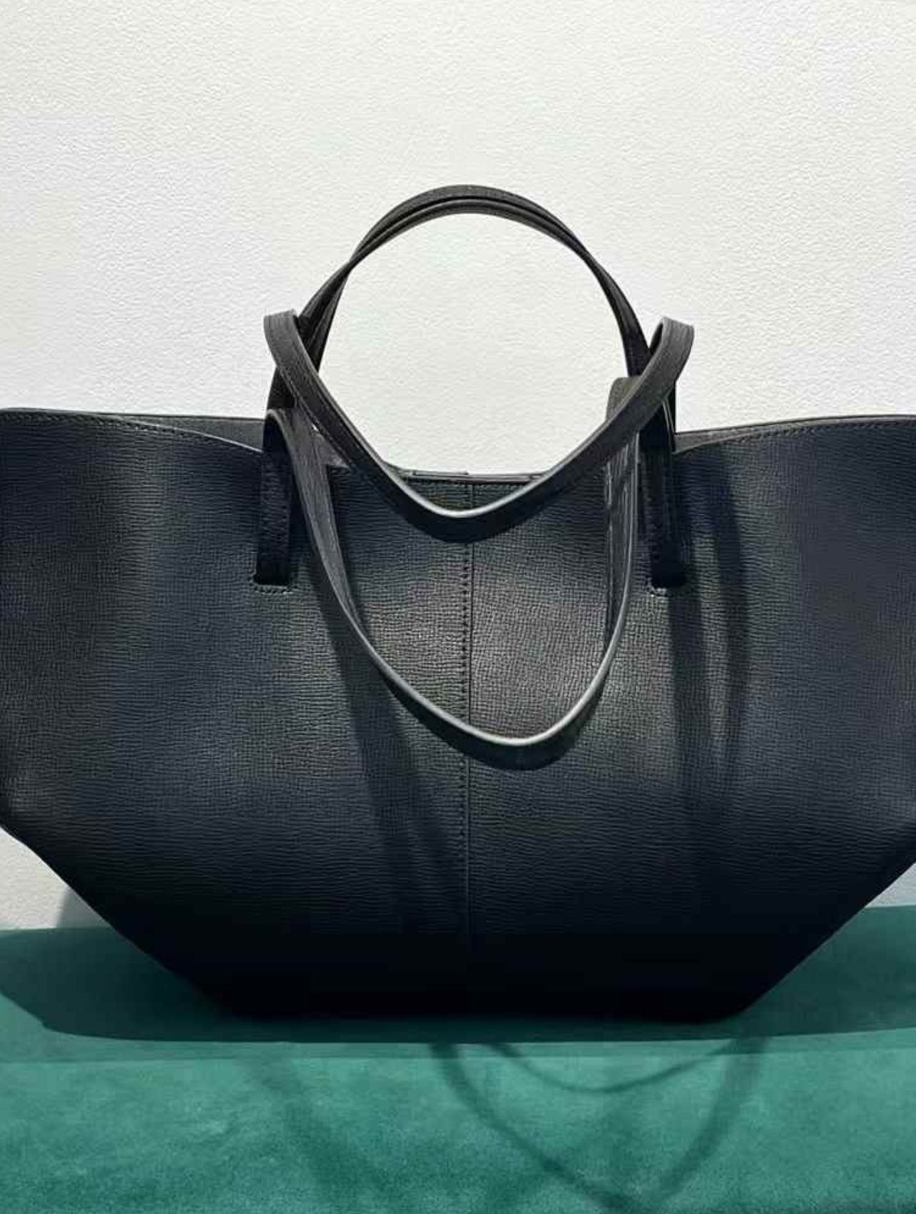 Cowhide leather shoulder bag in black