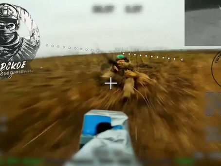 A Ukrainian soldier narrowly escapes a Russian fiberoptic FPV drone attack.