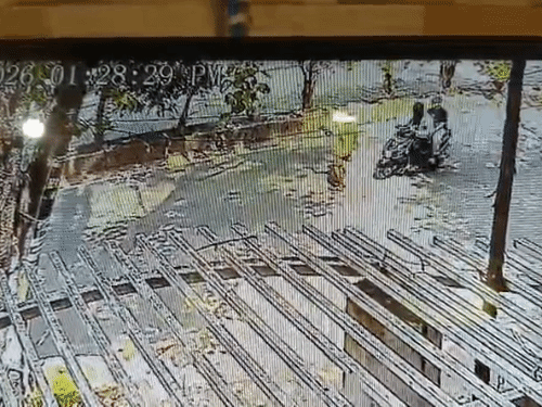 रफ्तार स्कूटी ने सड़क पार कर रहे बुजुर्ग को मारी टक्कर...