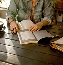 Mujer escribiendo