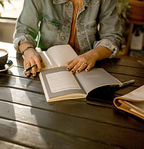 Mujer escribiendo