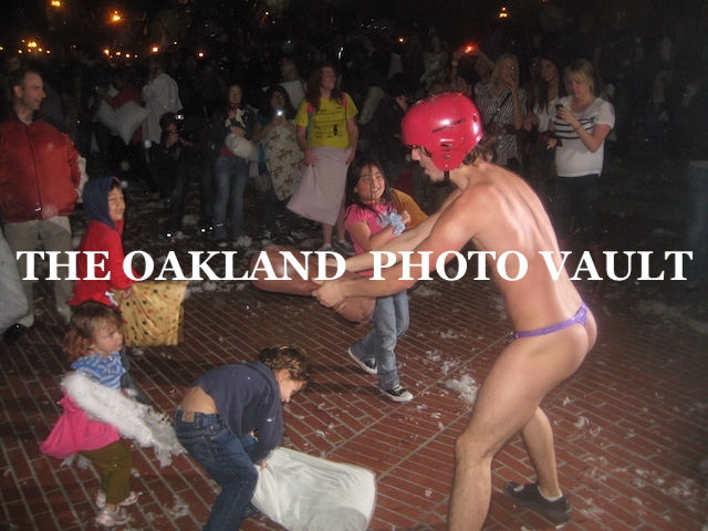 San Francisco - Pillow Fight (3)
