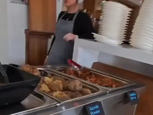 V BRITANIJI TISOČI AZILANTOV ŠE VEDNO ŽIVIJO V HOTELIH – MEDTEM NA TISOČE LJUDI SPI NA ULICAH