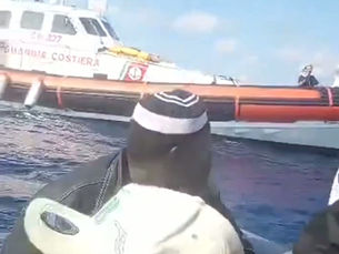 🇮🇹LAMPEDUSA: MIGRANTI ŠE NAPREJ PRIHAJAJO – ITALIJANSKA OBALNA STRAŽA JIH PREVAŽA NA OTOK