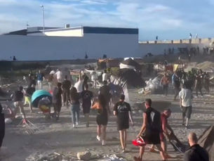 CEUTI JE PREKIPELO: DOMAČINI VDRLI V MIGRANTSKO NASELJE IN ZAČELI PODIRATI ŠOTORE