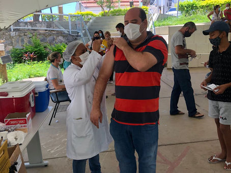 Renato Brandão completa ciclo vacinal e toma terceira dose contra covid-19