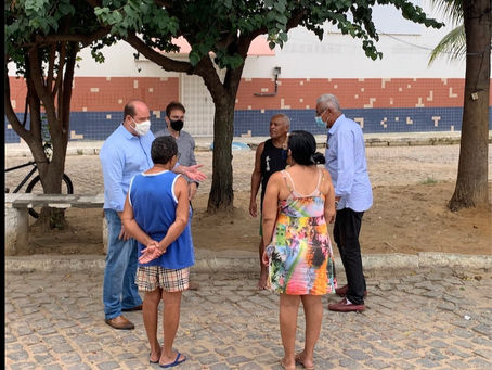 Renato Brandão acompanha visita de engenheiro à praça indicada para construção no Alagadiço