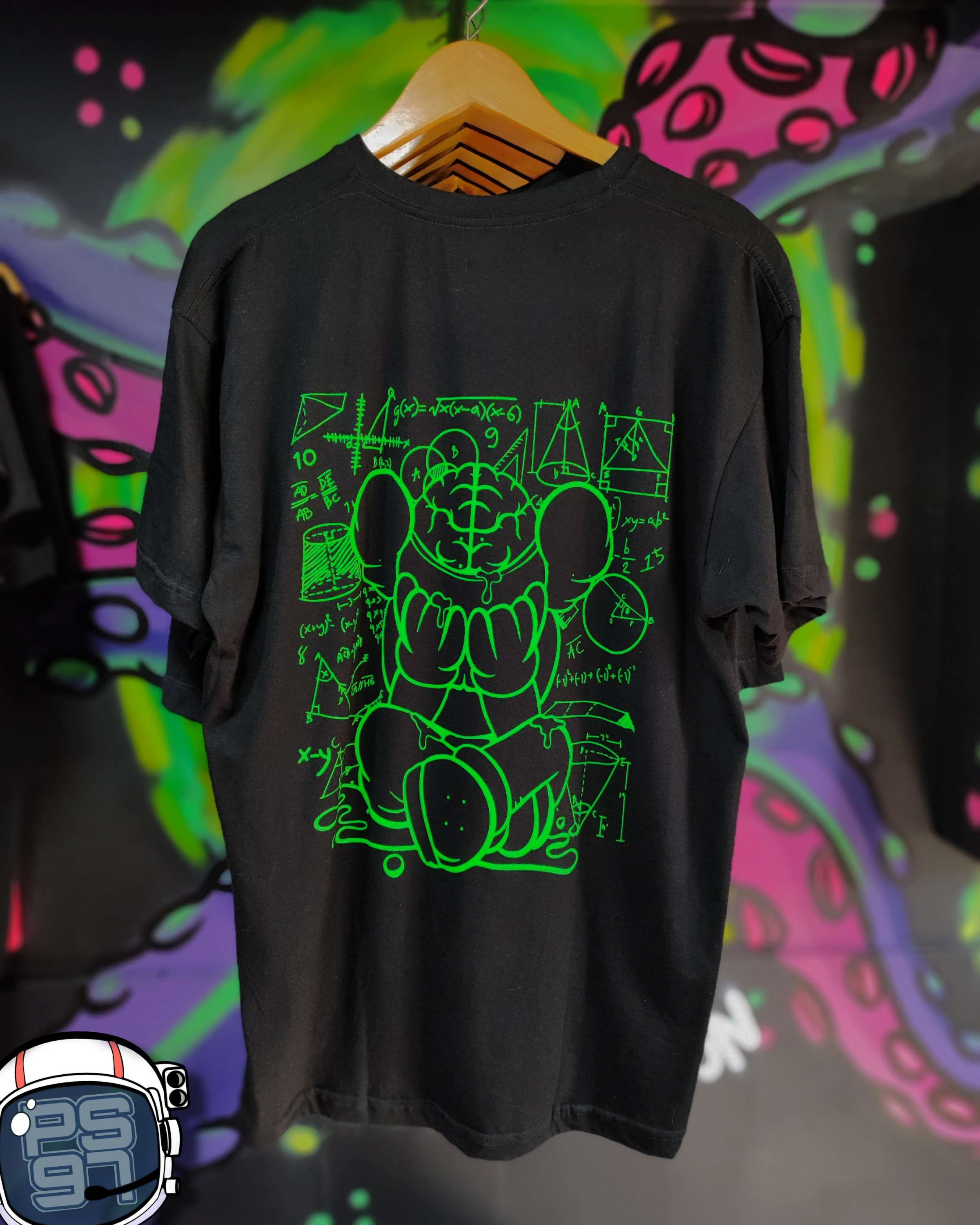 Camiseta fluorescente kaws