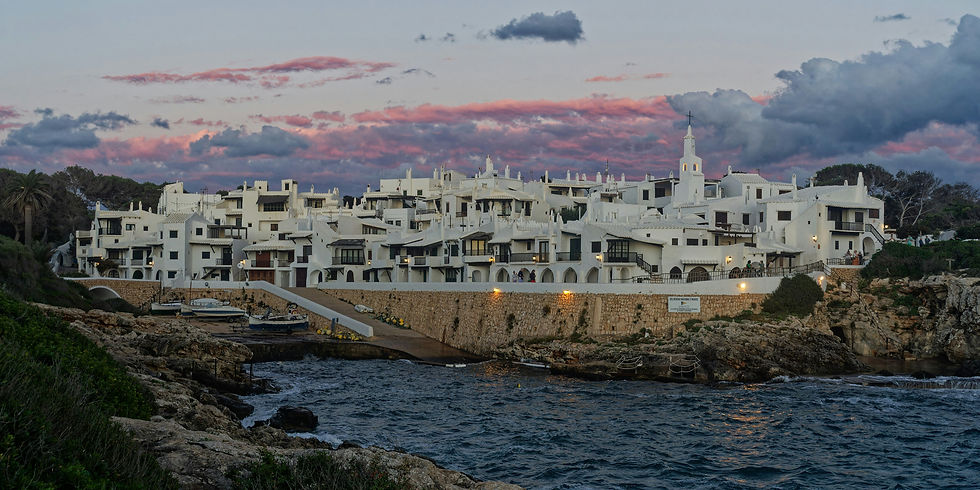 El encanto encalado de Binibeca Vell, uno de los pueblos más emblemáticos de Menorca.
