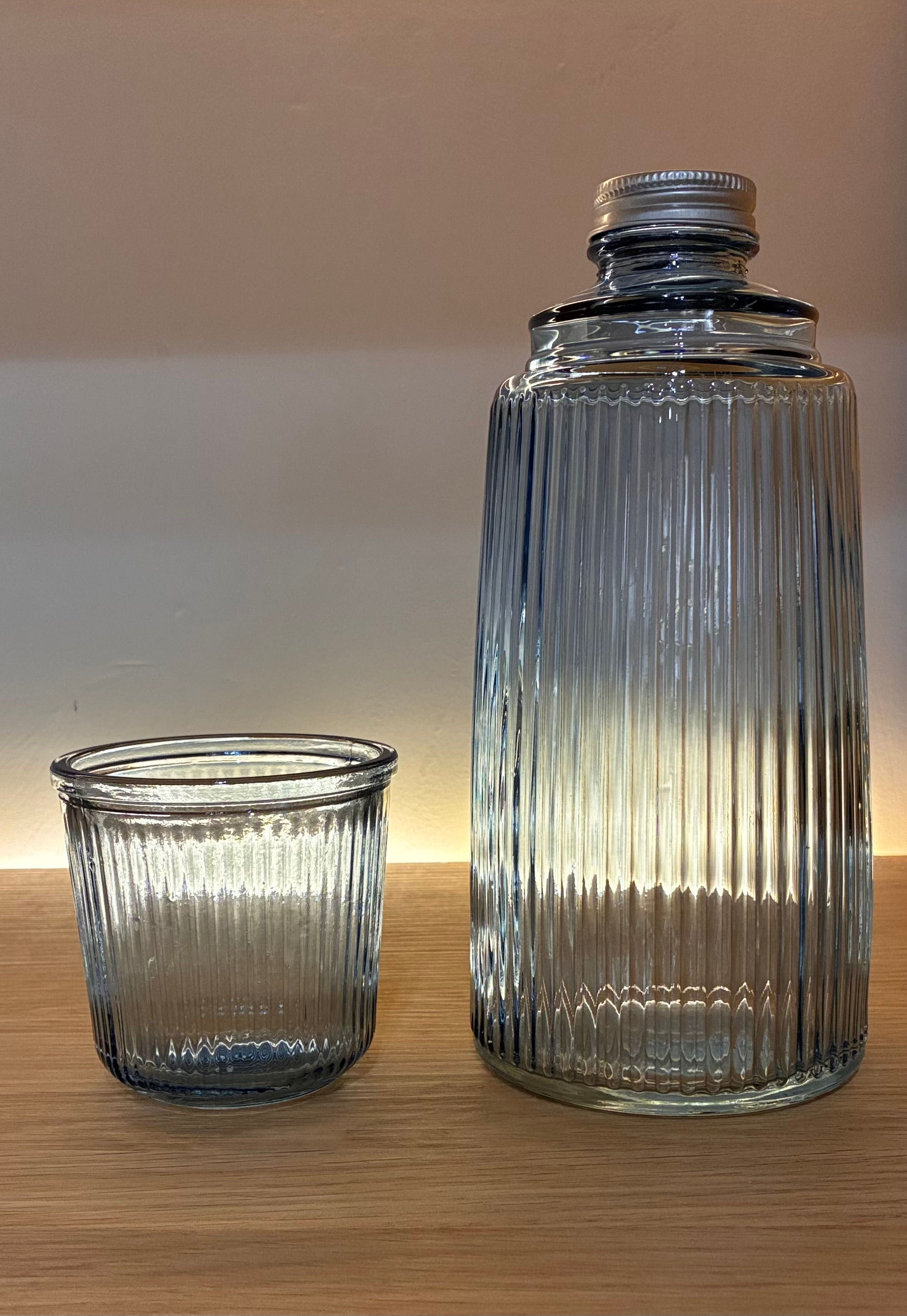 BOTELLA CON VASO DE CRISTAL AZUL