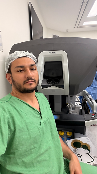 Dr. Magnum Pereira durante procedimento de cirurgia urológica