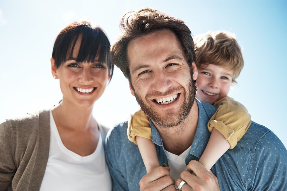 Sorriso famiglia felice con denti bianchi fatti da Treviso Dentale