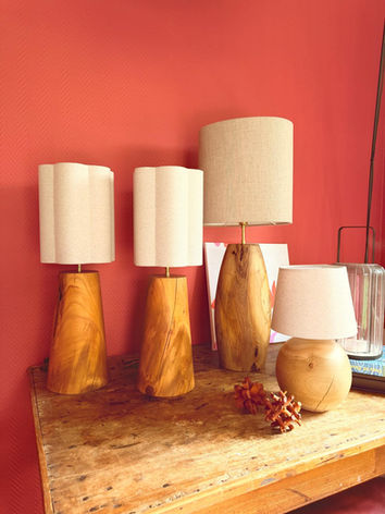 Deux lampes de chevet en pommier, abat-jour en fleur (gauche).
Lampe en noyer, abat-jour ovale (centre).
Petite lampe de chevet sphérique en cerisier, abat-jour conique (droite).