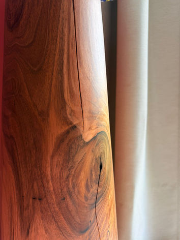 Pied d'une grande lampe en noyer