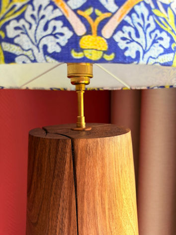Grande lampe en noyer, abat jour en lin motif William Morris