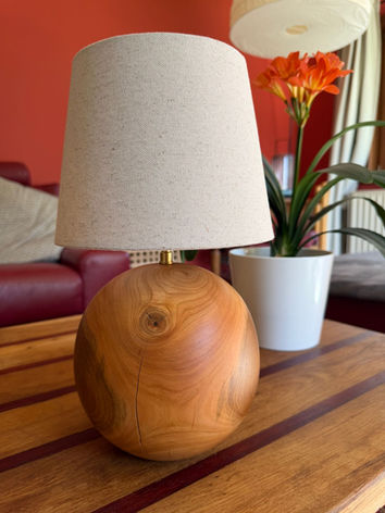 Petite lampe de chevet sphérique en cerisier, abat-jour conique