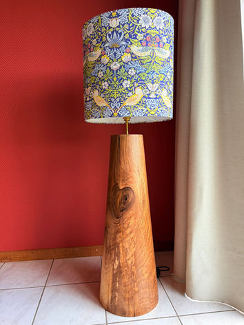 Grande lampe en noyer, abat jour en lin motif William Morris