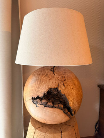 Lampe sphérique en loupe de frêne