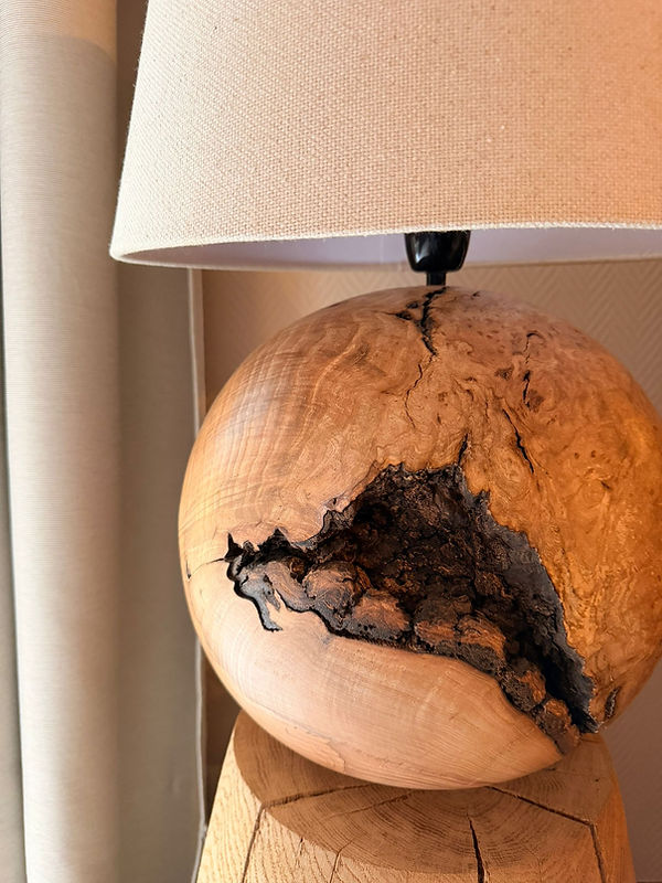 Lampe sphère en loupe de frêne
