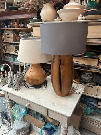 Lampe en forme de goutte en bois de pommier (gauche).
Lampe en bois de chêne (droite).