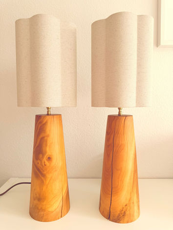 Deux lampes de chevet en pommier, abat-jour en fleur en toile de lin-coton