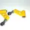 Miniature : Deux bras de suspension jaunes, pièces automobiles, sur fond blanc, en studio.