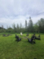 Espace feu extérieur avec chaises près d'un chalet à louer