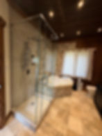 Salle de bain d'un chalet à louer avec bain et douche.