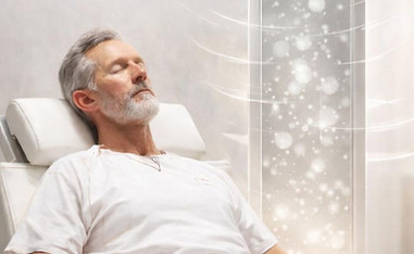 Homme en profonde relaxation lors d’un traitement avancé de récupération, symbole du rétablissement et de la prévention du burn-out
