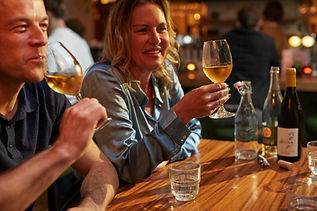 Een stel heft glimlachend het glas.
