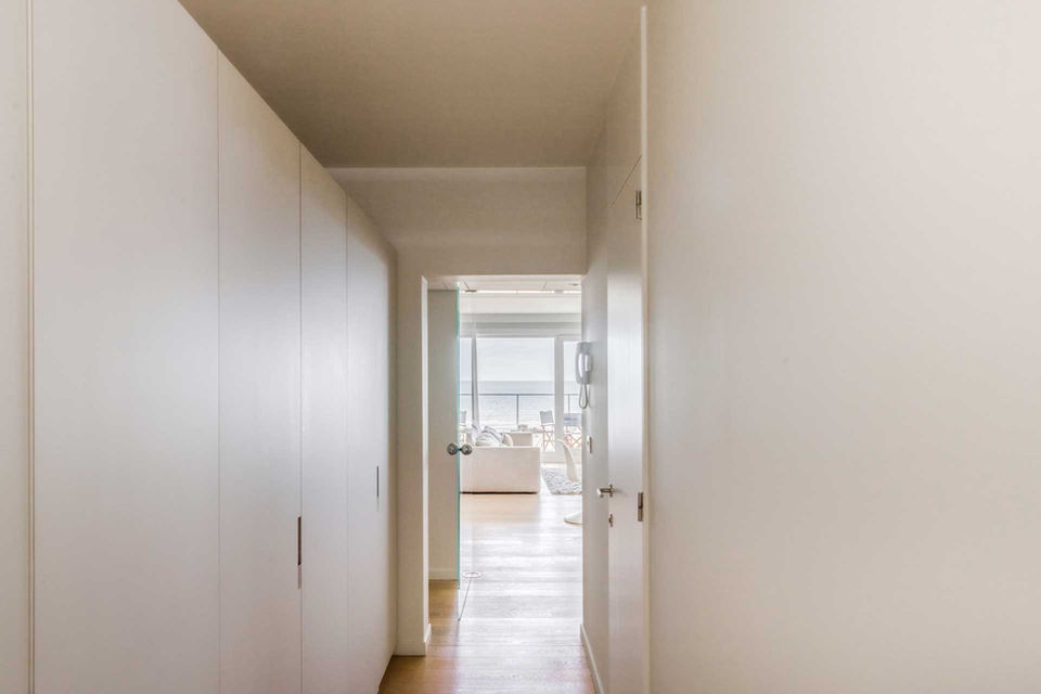 6G6A8830-HDR-s.jpgThe calming colour palette with sand tones and natural wood parquet are inspired by the apartment’s natural surroundings.