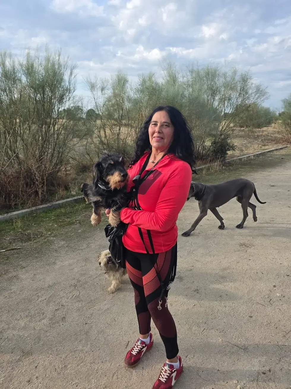 Silvia Vilanova, fundadora de HappyDog Rescates, de paseo con varios perros rescatados