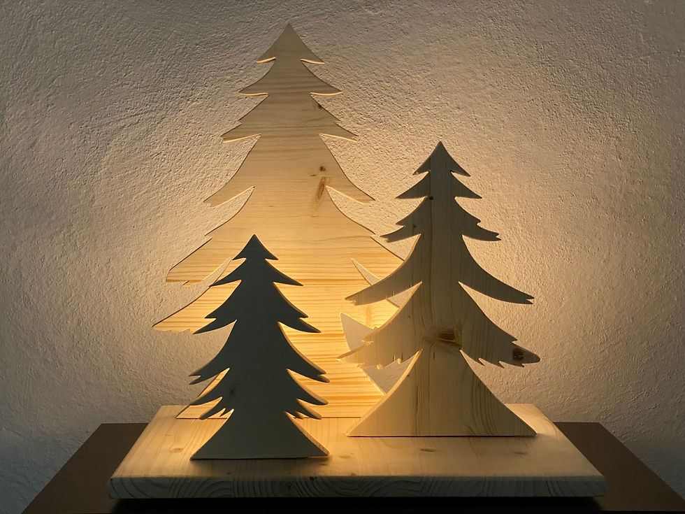 Wald mit 3 Holztannli und Licht