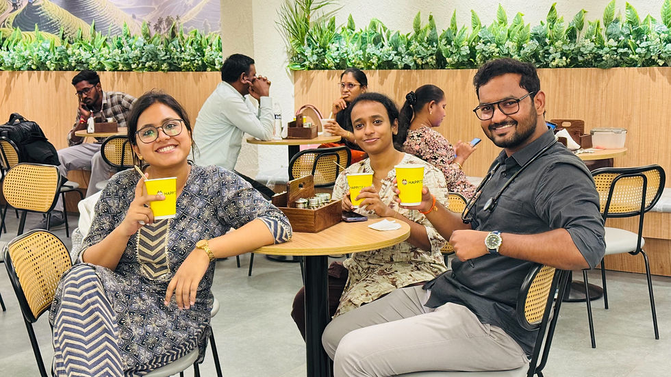 Khách hàng Ấn Độ thưởng thức đồ uống tại HappiTea Hyderabad