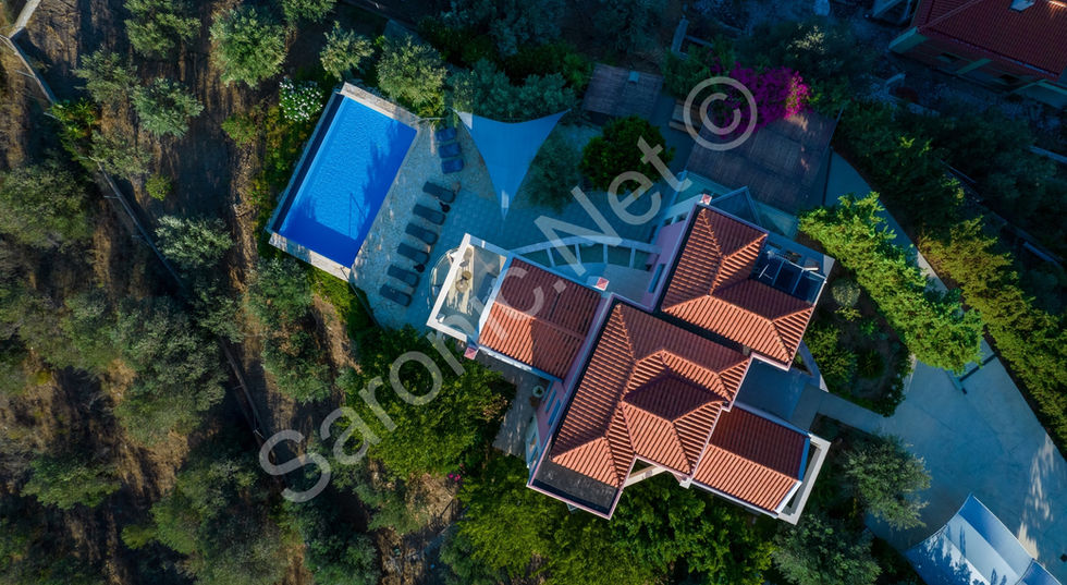  The huge 440 m2 footprint of this spectacular house which has been beautifully finished. A superb investment.