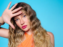 Irmak Arıcı “Düş Yakamdan”ı sevenleriyle buluşturdu